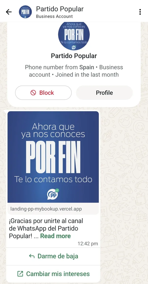 Screenshot des Chats mit dem Unternehmenskonto "Partido Popular" auf WhatsApp: Nummer aus Spanien, Unternehmenskonto, im letzten Monat beigetreten. Die erste Nachricht enthält ein Bild mit dem Slogan "Ahora que ya nos conoces. Por fin. Te lo contamos todo" (jetzt, wo du uns kennst. Endlich. Wir erzählen dir alles), den Text "¡Gracias por unirte al canal de WhatsApp del Partido Popular!" und zwei Buttons: "Darme de baja" und "Cambiar mis intereses".