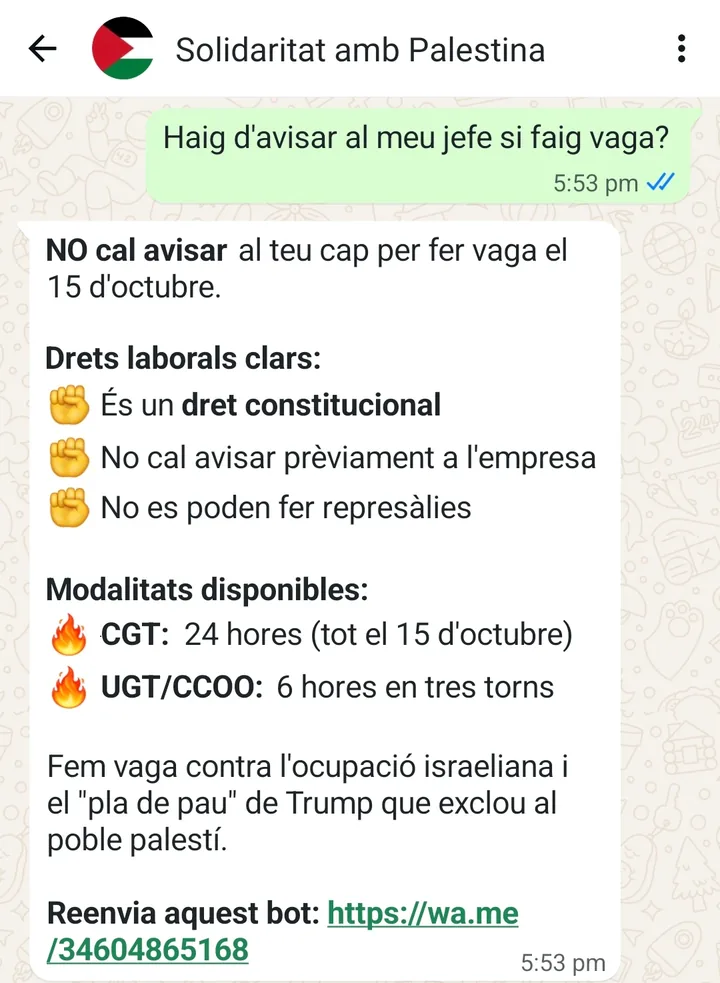 Une conversation WhatsApp en catalan. L'utilisateur demande « Est-ce que je dois prévenir mon chef si je fais grève ? ». Le bot répond qu'il n'y a pas besoin de prévenir pour faire grève le 15 octobre, énumère les droits des salariés et les appels à la grève de la CGT, de l'UGT et des CCOO, et termine par « Transfère ce bot » et son lien wa.me.